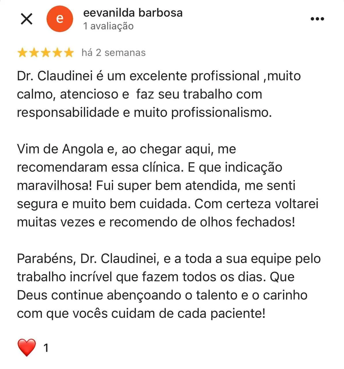 Uma avaliação positiva elogiando o Dr. Claudinei e sua equipe pelo profissionalismo, cuidado e atenção, com emojis de um coração e um like no final.