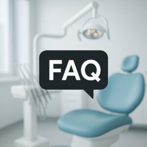Consultório odontológico ao fundo com o dizer "FAQ" na escrito dentro de um símbolo de balão.