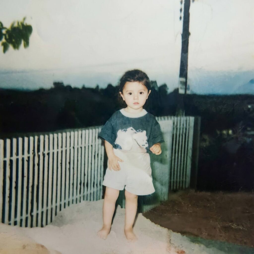 Bruna, secretária do Dr. Claudinei Kochinski, pequena. Menina de 2 anos em cima de uma pedra.