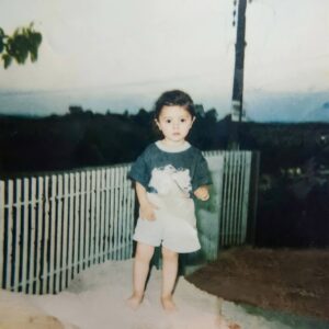Bruna, secretária do Dr. Claudinei Kochinski, pequena. Menina de 2 anos em cima de uma pedra.