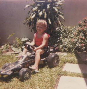 Dr. Claudinei Kochinski dentista em Araucária com 5 anos em cima de uma motoca. Sorrindo.