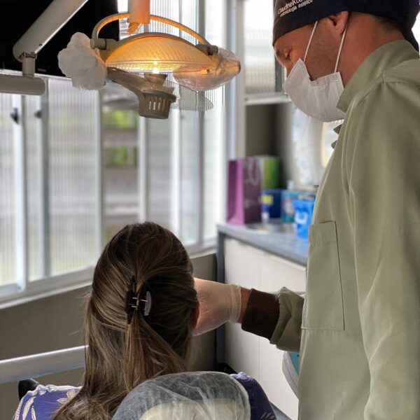 Dr. Claudinei Kochinski em seu consultório em Araucária atendendo sua irmã Luciane Kochinski.